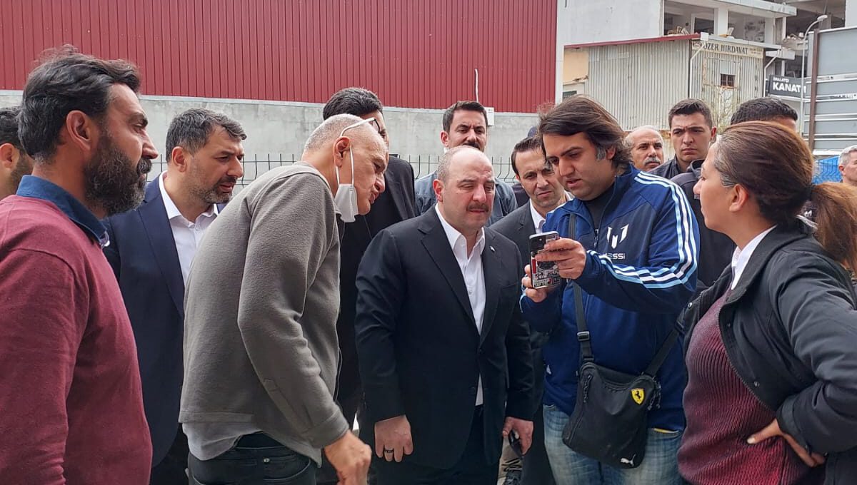 Turkish Minister of Industry and Technology Mustafa Varank at the earthquake disaster area in the city of Hatay in conversation with Samet Fırat Soydemir and Hikmet Çinçin of Anktakya Chamber of Industry and Commerce